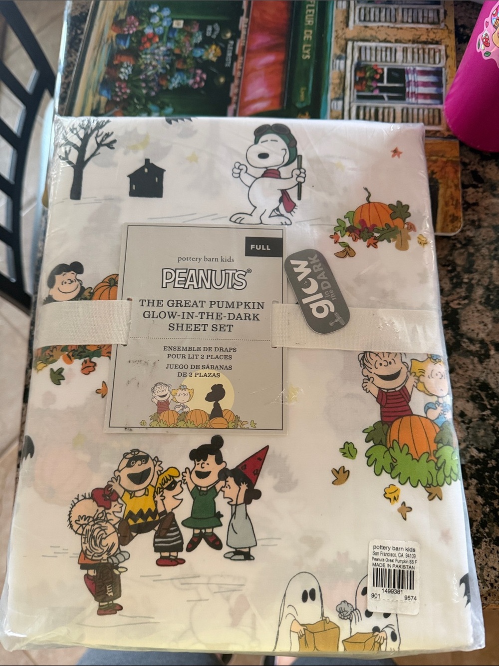 Pottery barn kids peanuts great pumpkin glow in the dark sheet set. Full.